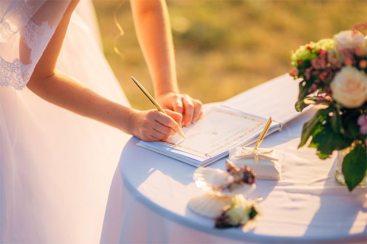 Braut unterschreibt Niederschrift über Eheschließung