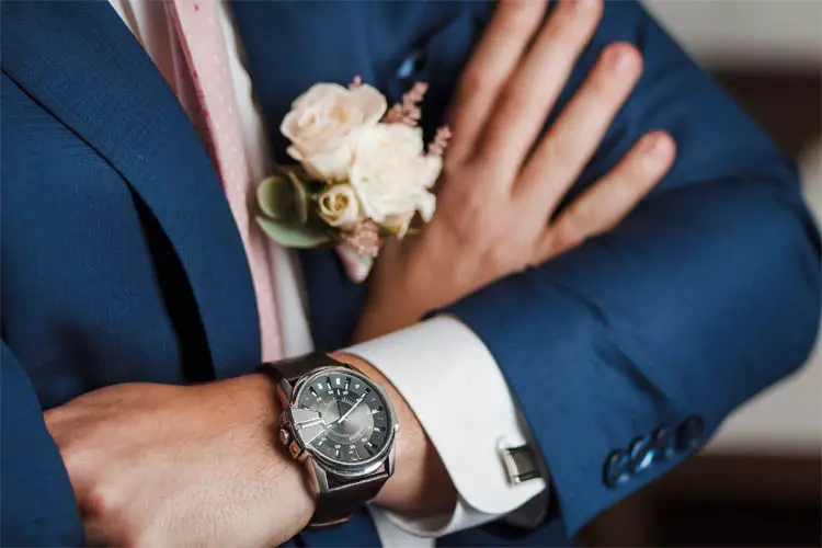 Bräutigam trägt eine Uhr als Accessoire