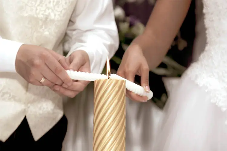 Ein typisches Ritual: Das Brautpaar zündet Hochzeitskerzen an