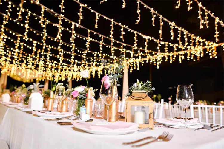 Hübsch dekorierte Hochzeitstafel bei Dunkelheit