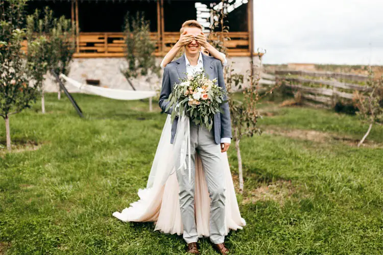 Hochzeitsablauf: Für viele Paare gehört ein First Look dazu