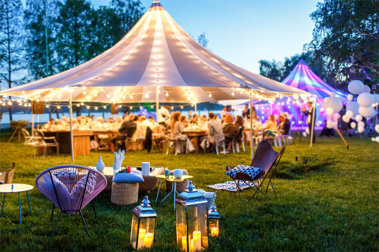 Outdoor-Hochzeit in einem feierlich dekorierten Zelt