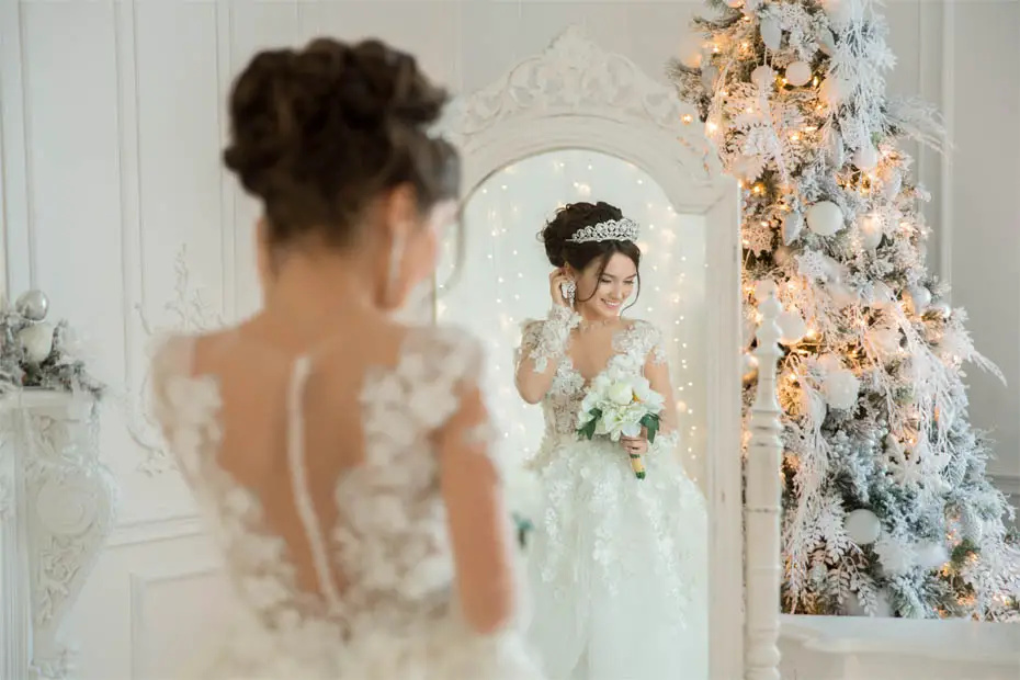 Braut sieht sich im Spiegel an