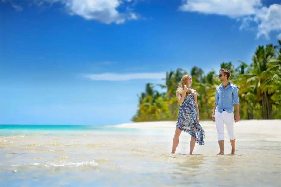 Junges Paar genießt das warme Wasser auf Mauritius