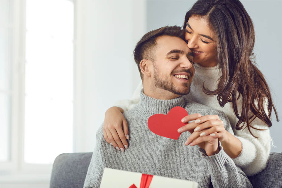 Frau macht ihrem Freund eine Freude zum Valentinstag
