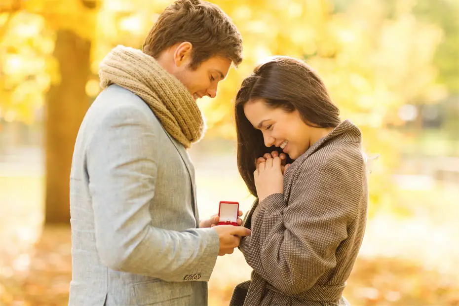 Mann macht seiner Freundin einen Heiratsantrag