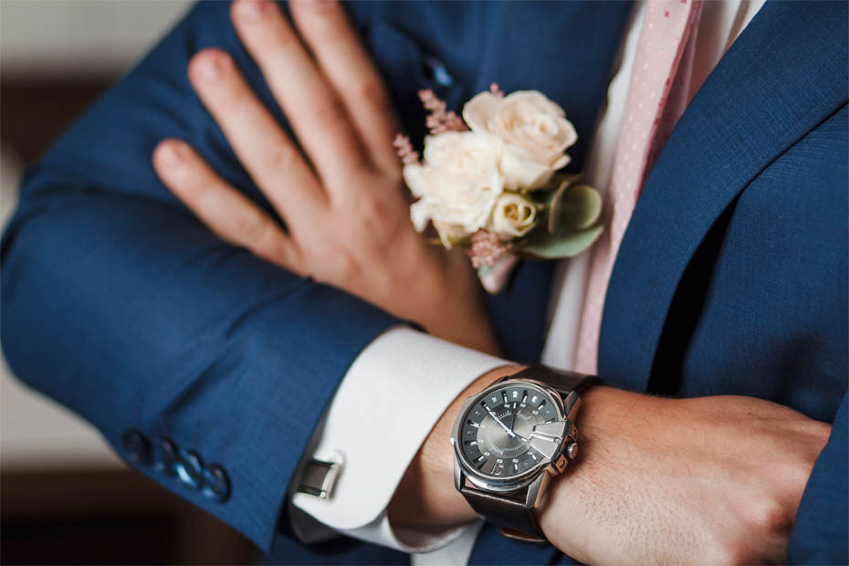 Bräutigam trägt eine Uhr als Accessoire