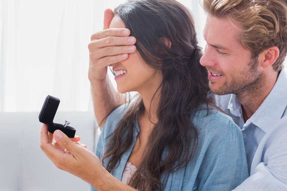 Mann macht seiner Freundin einen Heiratsantrag