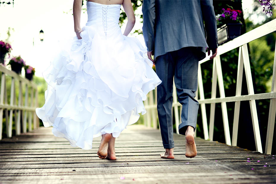 Hochzeitspaar Barfuß auf dem Weg ins Glück