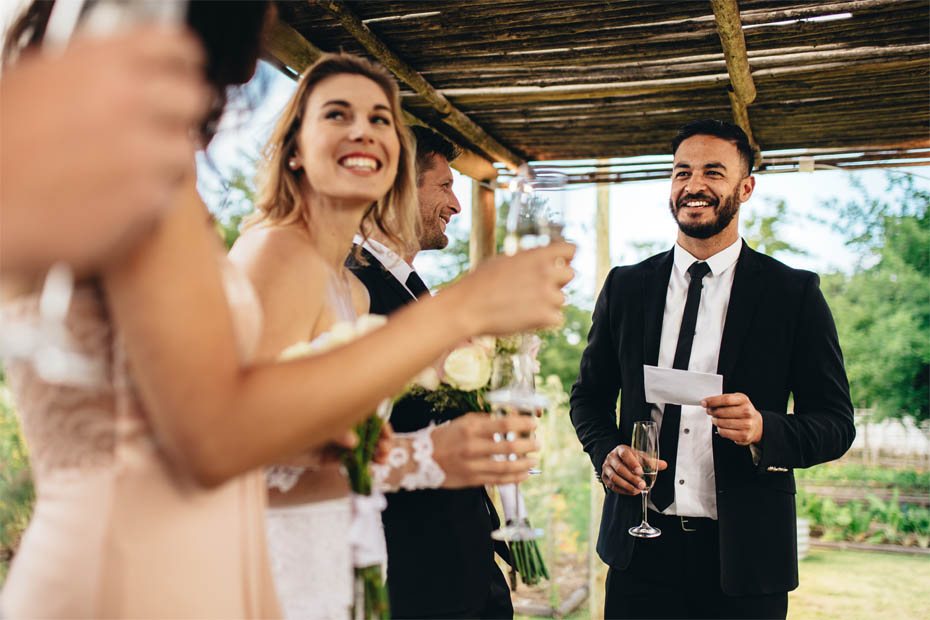 Trauzeugenrede bei einer Hochzeit im Freien