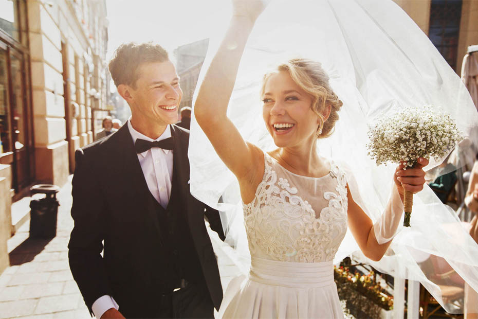 Hochzeitspaar unterwegs in der Stadt