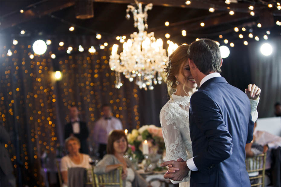 Hochzeitsgäste bewundern das Brautpaar beim Hochzeitstanz