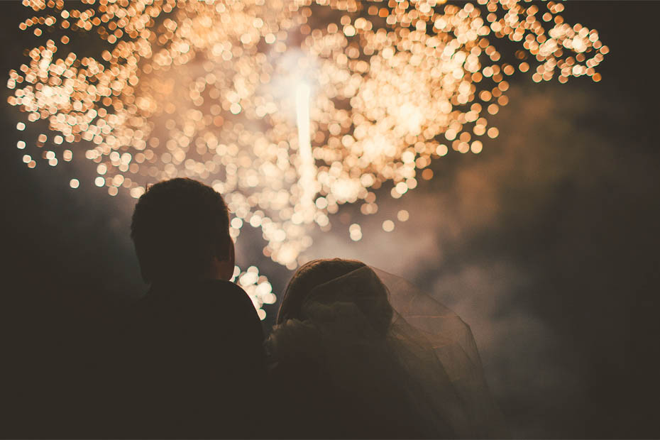 Brautpaar bewundert das Feuerwerk am Hochzeitsabend